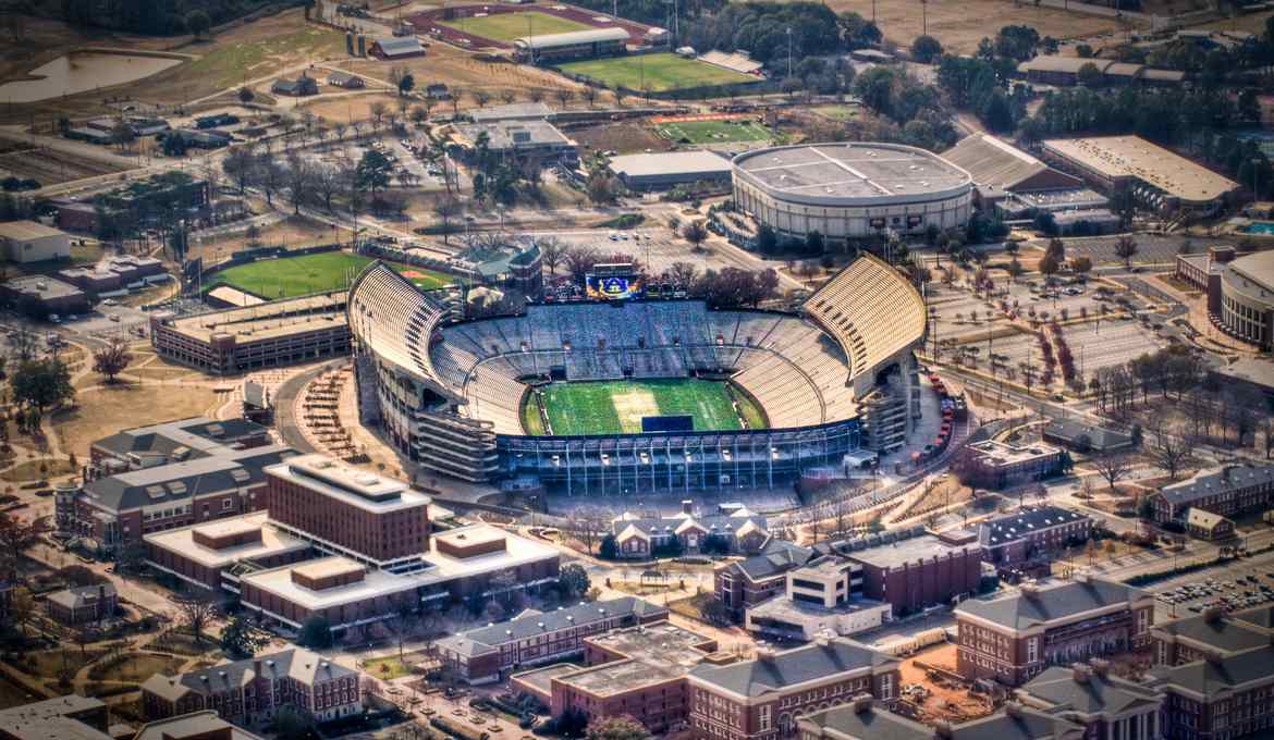 LSU vs Auburn Odds, Analysis, & Picks